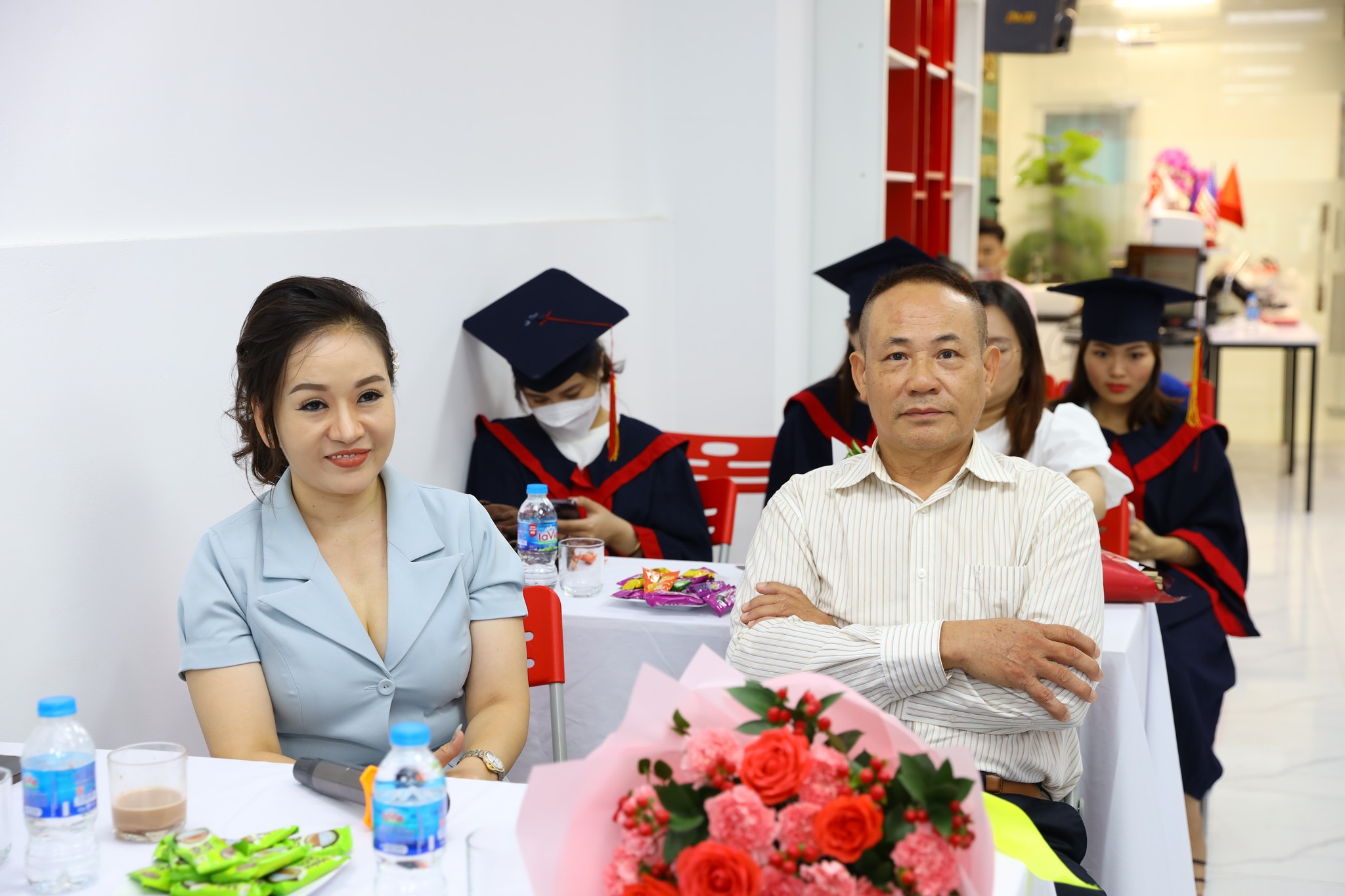 Tiến sĩ, Bác sĩ Phạm Xuân Quý – Chủ tịch HĐQT kiêm Hiệu trưởng trường Trung cấp Y tế (áo sơ mi trắng) tới dự chương trình
