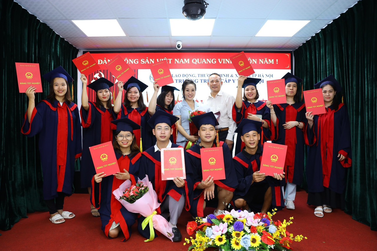 Trường Trung cấp Y tế Hà Nội tổ chức Lễ bế giảng và trao bằng tốt nghiệp lớp Trung cấp Y sĩ đa khoa - Dược khóa 9